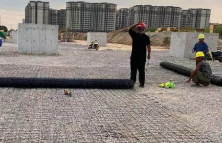 广华办事处土工格栅铺设前地基要怎么处理？